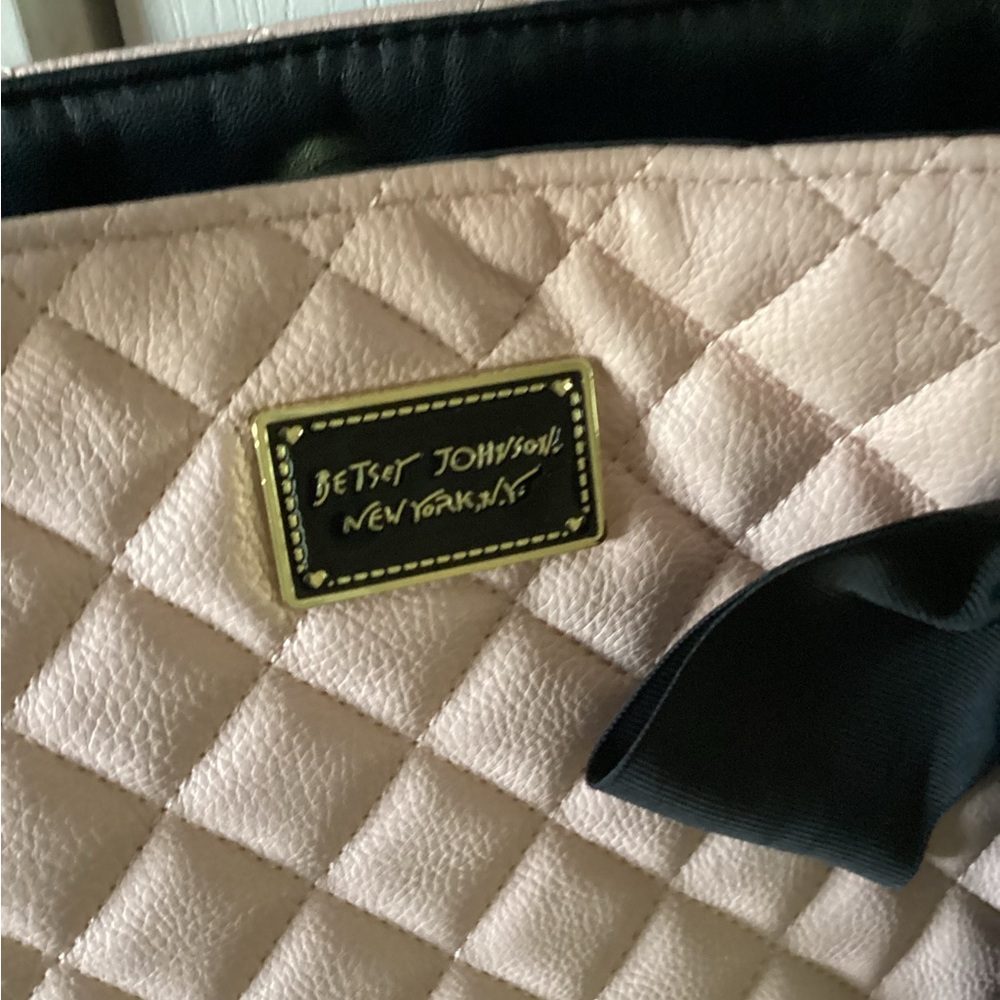 Betsey Johnson Tote Bag black and Pink, inside pockets and zipper. - Picture 4 of 10